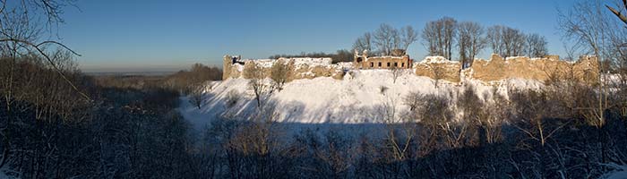 Вид на копорскую крепость с южного берега реки Копорки