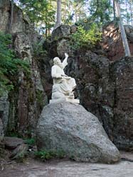 скульптура героя эпоса Калевалы - Вяйнямейнена